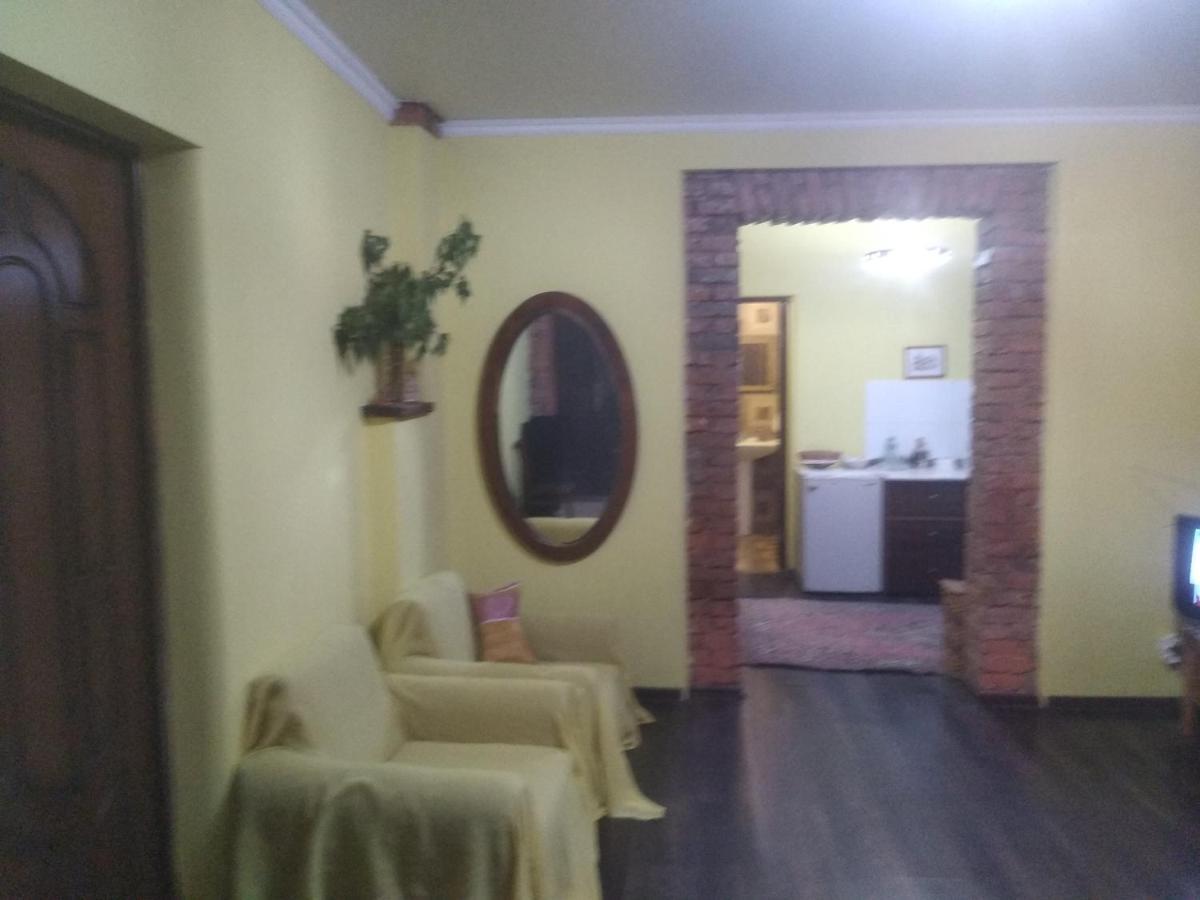 Apartment On Dzhonua Street Suchumi Zewnętrze zdjęcie