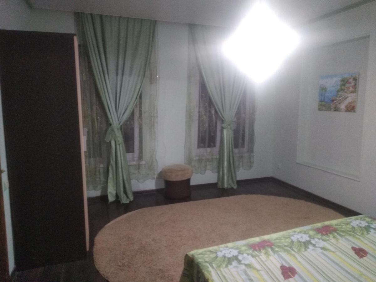 Apartment On Dzhonua Street Suchumi Zewnętrze zdjęcie