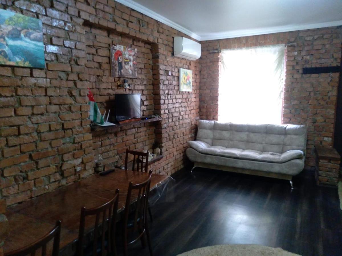 Apartment On Dzhonua Street Suchumi Zewnętrze zdjęcie